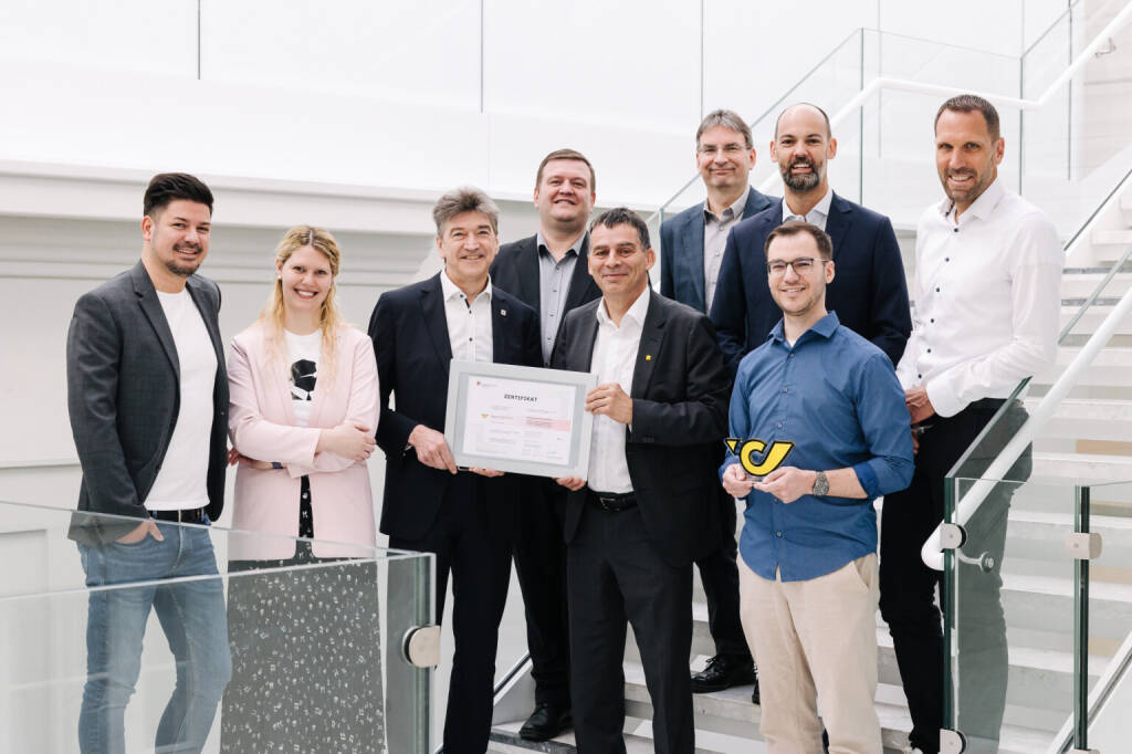 Die Österreichische Post erfüllt die Anforderungen der Good Distribution Practice (GDP) für den Transport von Arzneimitteln, wie die unabhängige Zertifizierungsstelle Quality Austria im Rahmen eines zweistufigen Auditverfahrens bestätigt. v.l.n.r. vordere Reihe: Raphael Zweiler, Qualitätsmanagement, Österreichische Post AG, Christina Schober, Qualitätsmanagement, Österreichische Post AG, Christoph Mondl, Geschäftsführer, Quality Austria, Peter Umundum,  Generaldirektor-Stellvertreter und Vorstand für Paket & Logistik, Österreichische Post AG, Manuel Gerether, Projektmanagement, Österreichische Post AG
v.l.n.r. hintere Reihe: Mario Merwald, Auditor, Quality Austria, Herbert Szedenik, Leitung Strategisches Qualitätsmanagement, Österreichische Post AG, Matthias Hofmann, Geschäftsfeld-Leitung Distribution, Österreichische Post AG, Franz Leitner, Geschäftsfeld-Leitung Logistikzentren & Transport, Österreichische Post AG; Foto: Österreichische Post, &copy; Aussender (28.04.2026) 