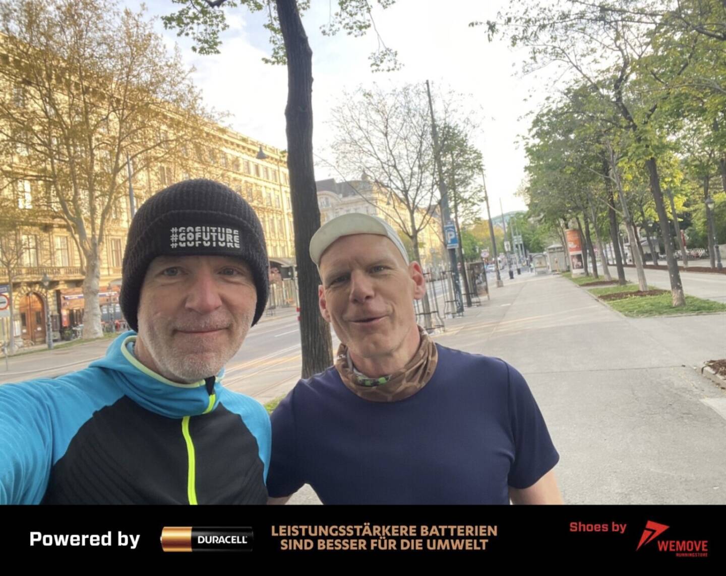 Plauderlauf 1: Im Rahmen des Vienna City Marathon 2026 hat unser Anwalt Johannes Pepelnik einen Halbmarathon auf der Original-Strecke, aber entgegen der Laufrichtung und nat&uuml;rlich vor dem Start, organisiert. Mit Verpflegung und Punk-Beat. Ich hab mich f&uuml;r die letzten 11k angeh&auml;ngt