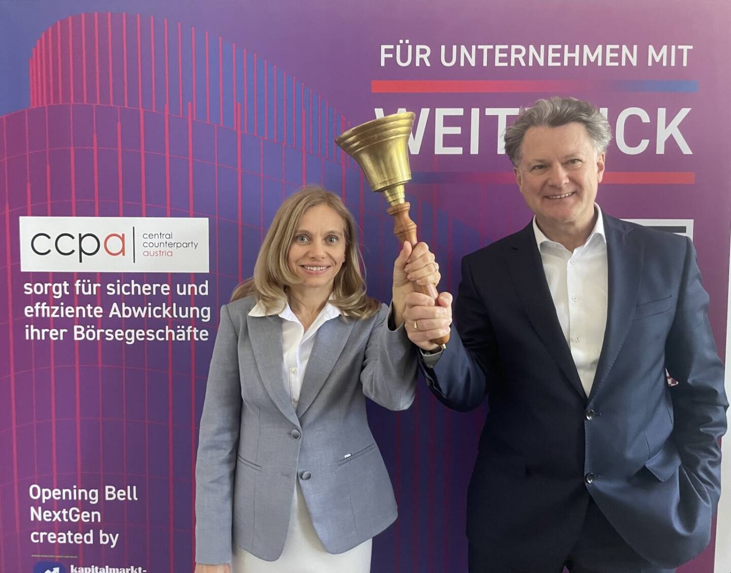 Kalina Jarova-M&uuml;ller und Wolfgang Aubrunner l&auml;uten die Opening Bell f&uuml;r den 6. Mai, den 35. Jahrestag der ersten ATX-Ver&ouml;ffentlichung in den Tageszeitungen. Heute k&ouml;nnte es zum Jubil&auml;um einen neuen Rekord geben und die beiden CCPA-Chefs haben stets f&uuml;r eine sichere und effiziente Abwicklung aller B&ouml;rsegesch&auml;fte gesorgt