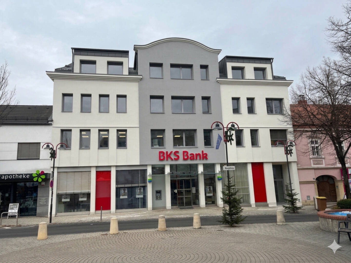 F&uuml;r das revitalisierte BKS-Geb&auml;ude am Hauptplatz in Mattersburg die BKS Bank sie die &Ouml;GNI/DGNB-Zertifizierung in Gold. Fofo: BKS Bank