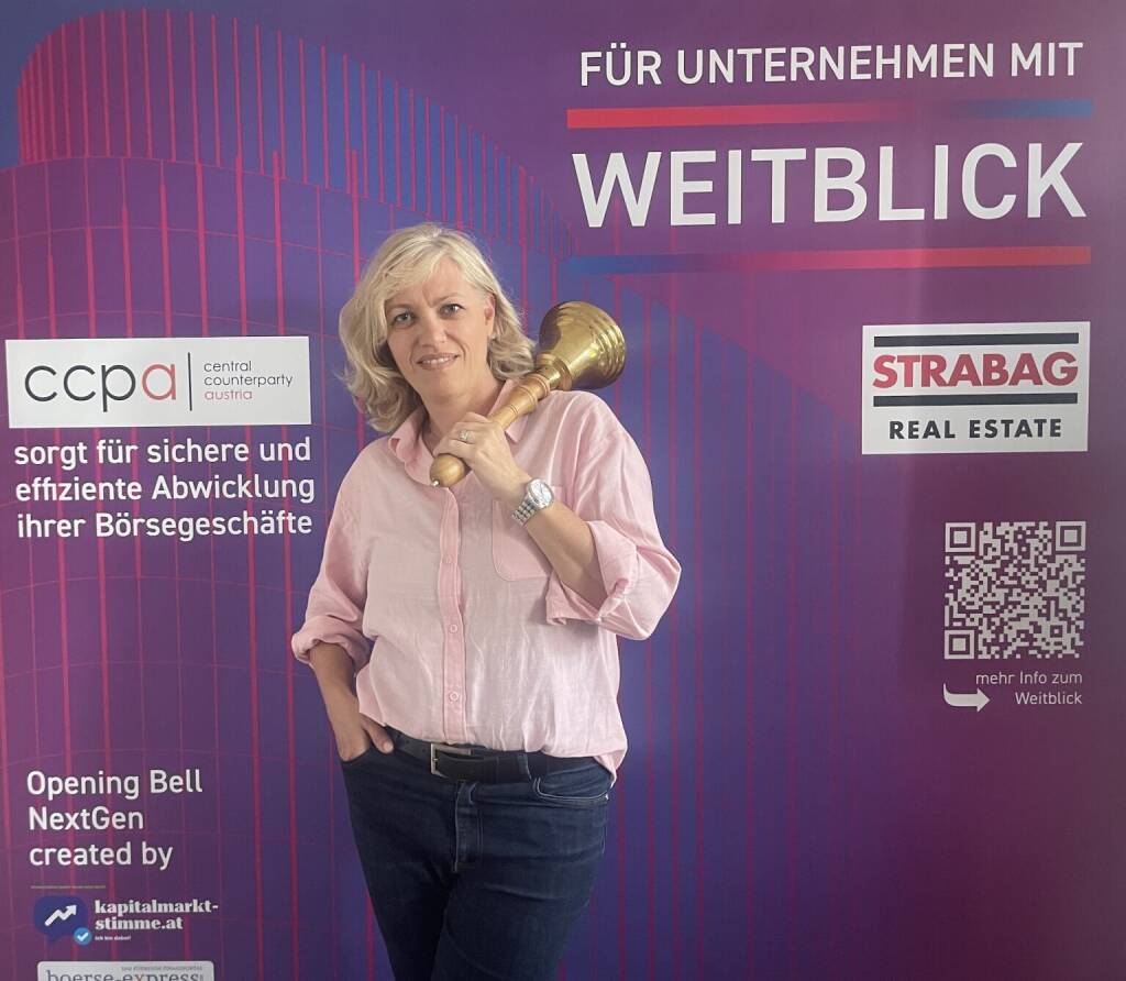 Verena Tanos läutet die Opening Bell für Donnerstag. Die Marketerin in der Immobilien-Entwicklung bei der Strabag Real Estate und Mischek präsentiert diese Season mit Weitblick von oben. Und: Das Weitblick-Projekt von Strabag Real Estate bietet teilweisen Blick ins Wiener Stadion. Für Fussball und vor allem Konzerte (07.05.2026) 