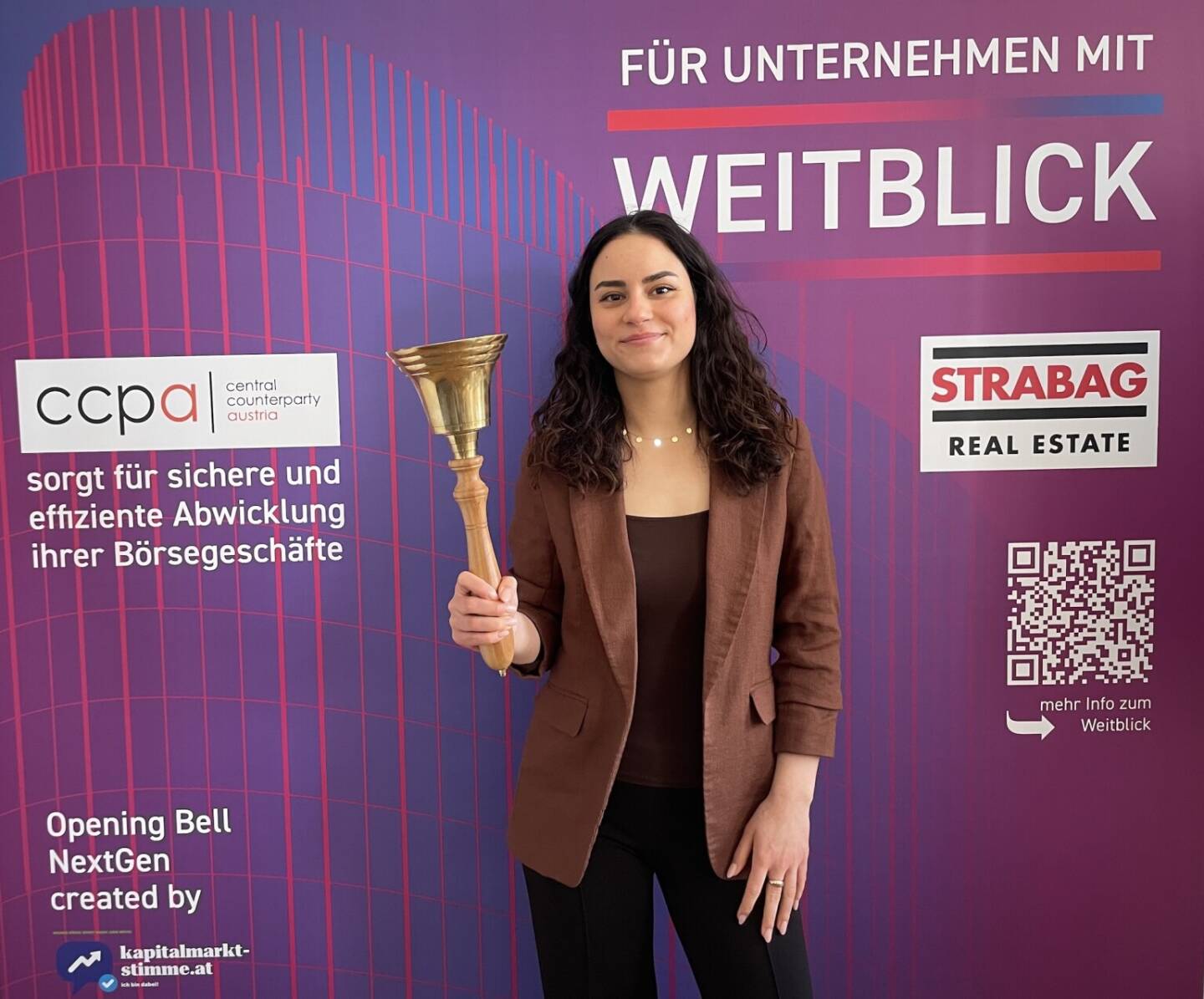 Aleksandra Grabljic l&auml;utet die Opening Bell f&uuml;r Mittwoch. Die Mitarbeiterin Listing Services bei der Wiener B&ouml;rse AG l&auml;utet auch f&uuml;r 35 Jahre ATX. Da gibt es jetzt 3 Jubil&auml;umstage. Einer davon ist heute.
