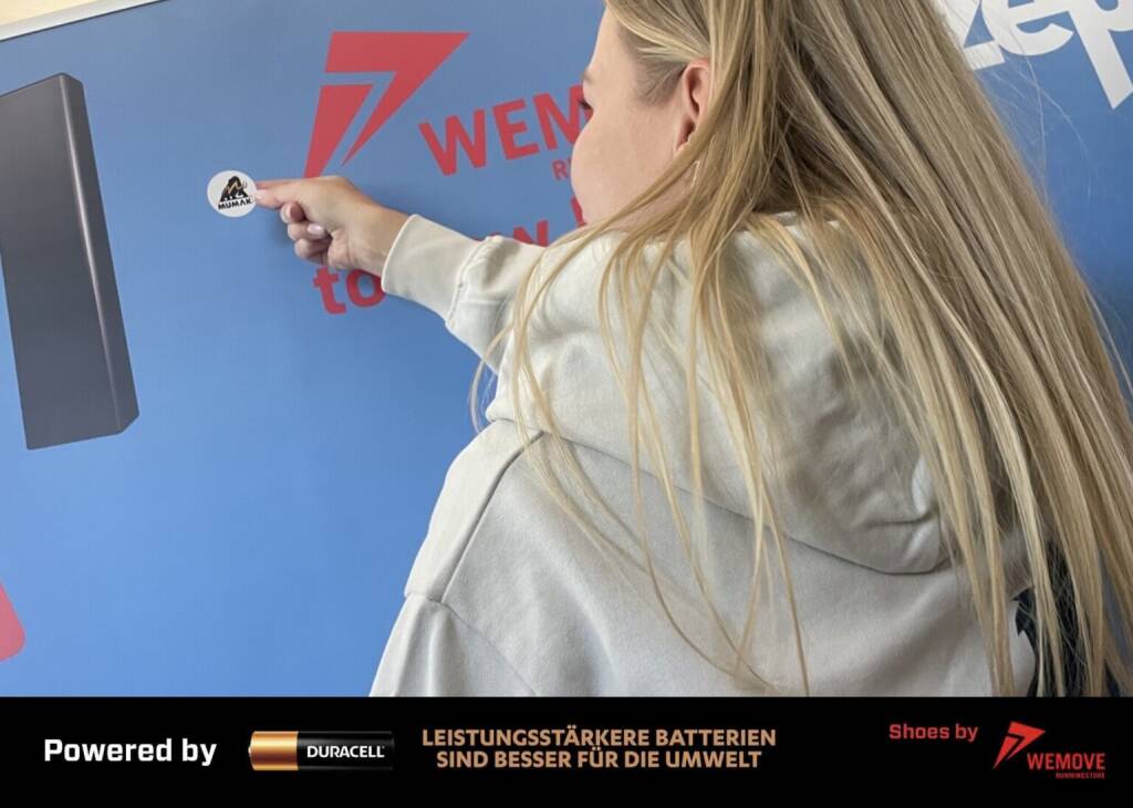 Lina Mosentseva verstärkt die Plauderlauf-Presenter-Wall um ein mumak-me-Pickerl (13.05.2026) 