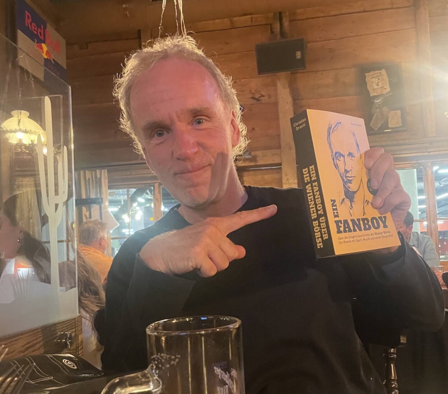 Christian Drastil mit dem ersten Softcover seines Fanboy-Buchs