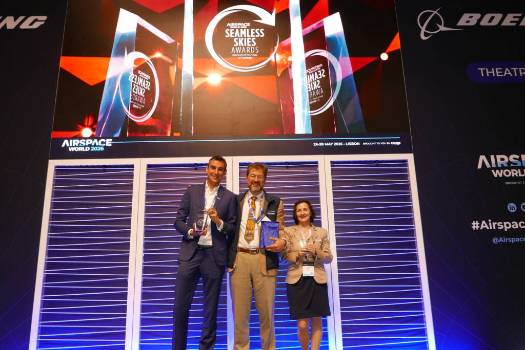 FREQUENTIS und Greenland Airports gewinnen Seamless Skies Award in der Kategorie Remarkable People & Workforce bei Airspace World; v.li: Daniel Valverde, Frequentis; Thomas Branner, Greenland Airports; Maria Falcao, Frequentis, Foto: Frequentis, &copy; Aussendung (26.05.2026) 