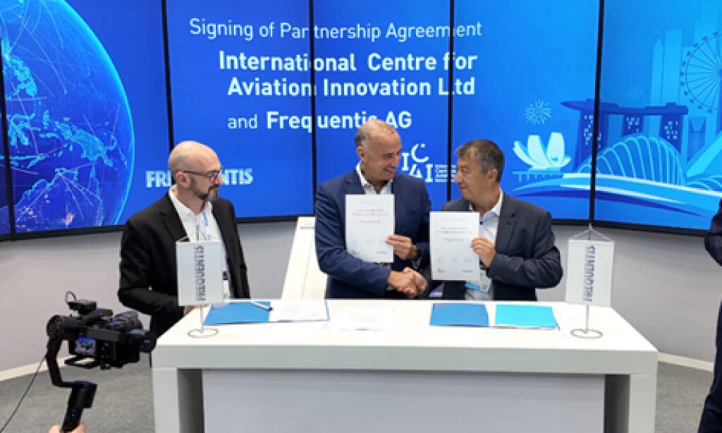 Partnerschaft zwischen International Centre for Aviation Innovation und FREQUENTIS zur Steigerung der Luftraumkapazität und -effizienz in der Asien-Pazifik-Region; im Bild: Reinhard Grimm and Norbert Haslacher, Frequentis; Patrick Ky, ICAI © Frequentis, &copy; Aussendung (27.05.2026) 