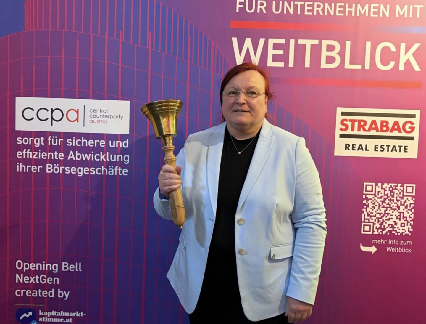 Yvette Rosinger l&auml;utet die Opening Bell f&uuml;r Mittwoch. Die erste externe Lieferung der 1. Auflage des druckfrischen Fanboy-Buchs zur Wiener B&ouml;rse erfolgte zur Rosinger Group ins Schloss Sch&ouml;nbrunn