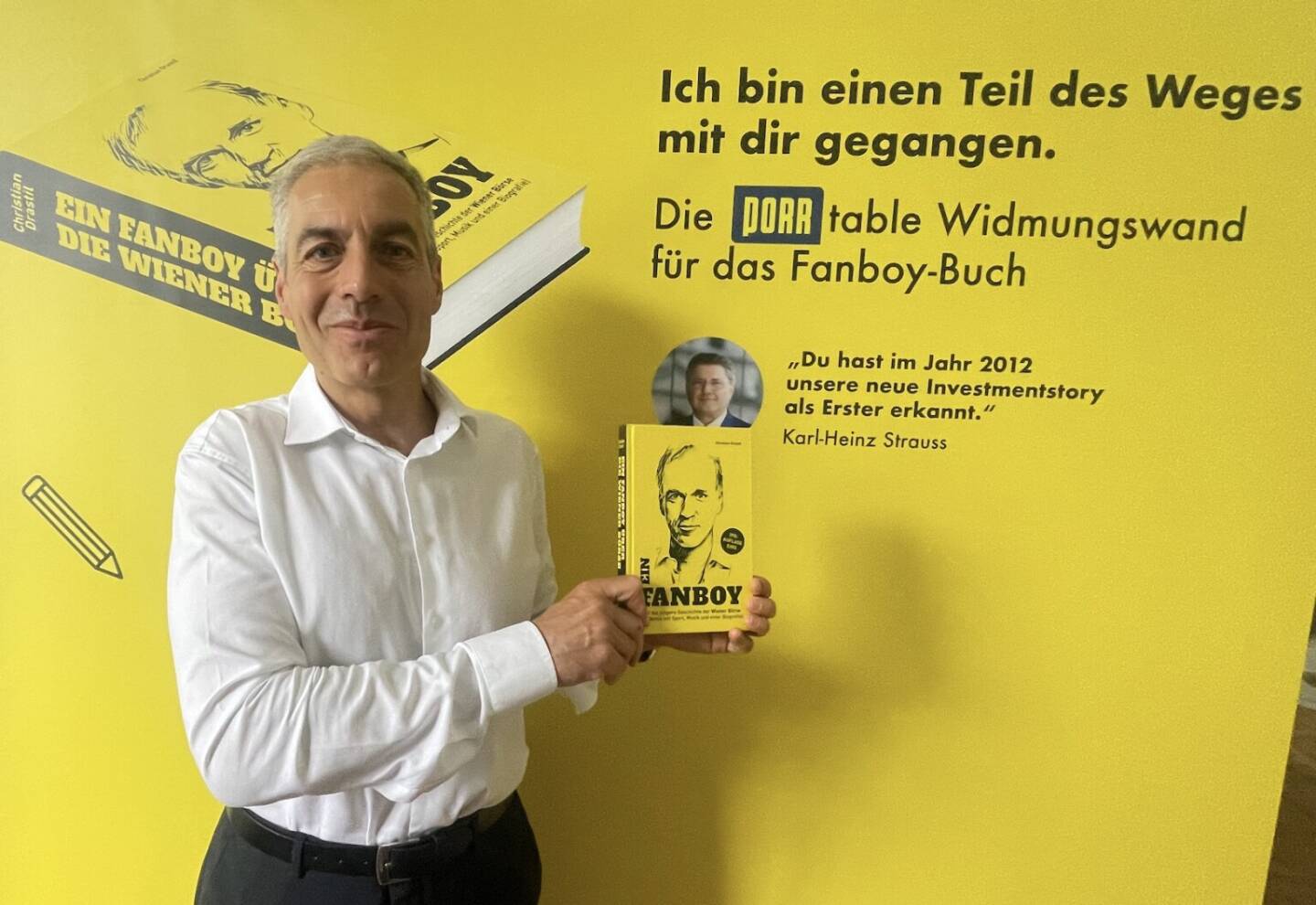 Georg Bursik mit dem Fanboy Buch