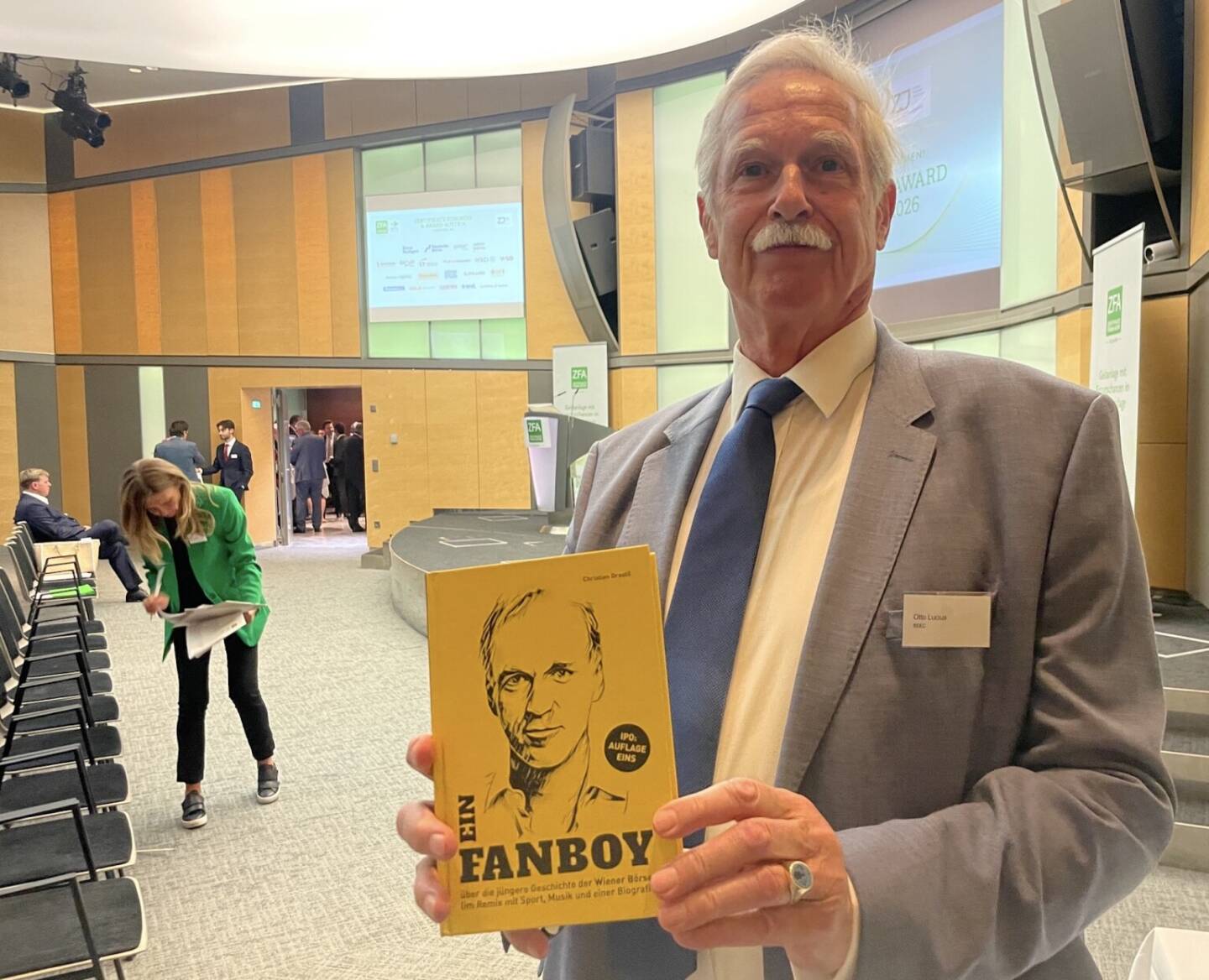 Otto Lucius mit dem Fanboy-Buch