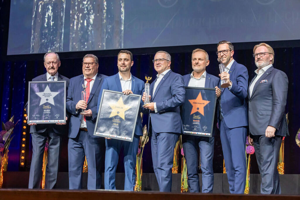 Pegasus in Gold: Die FACC AG gewinnt den Pegasus in Gold in der Kategorie Leuchttürme. CEO Robert Machtlinger (4.v.l.) und CFO Florian Heindl (3.v.l.) nahmen die Auszeichnung im Rahmen der Awardverleihung im Bruckner Haus in Linz entgegen. Die FACC gewann vor Sprecher Automation und Keba.
© Cityfoto - Dr. Roland Pelzl e.U., &copy; Aussendung (12.06.2026) 