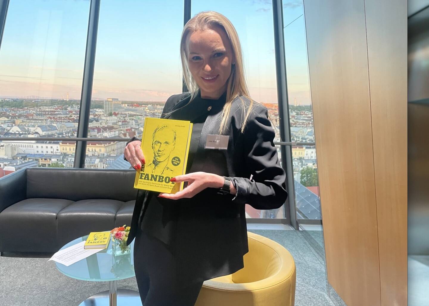 Julia Bunz mit dem Fanboy-Buch