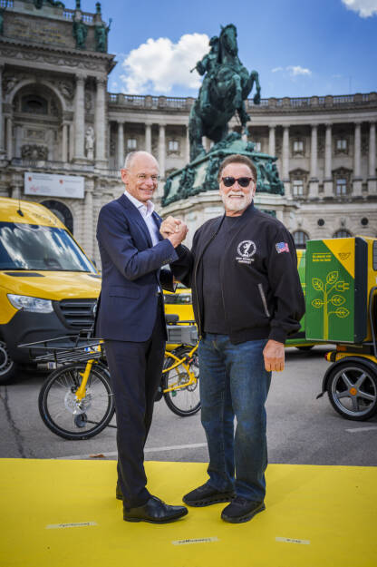 Die Österreichische Post AG hat die Zustellung in Wien vollständig auf E-Fahrzeuge umgestellt. Wien ist damit zur größten Metropole Europas geworden, in der die Post-Zustellung auf der letzten Meile vollständig CO2-frei erfolgt. Der offizielle Startschuss erfolgte mit Arnold Schwarzenegger, dem Initiator der Klimaschutzkonferenz Austrian World Summit. Im Bild: Post-Generaldirektor Walter Oblin mit Arnold Schwarzenegger; Photocredit: Philip Platzer / 3MPG. , &copy; Aussender (16.06.2026) 