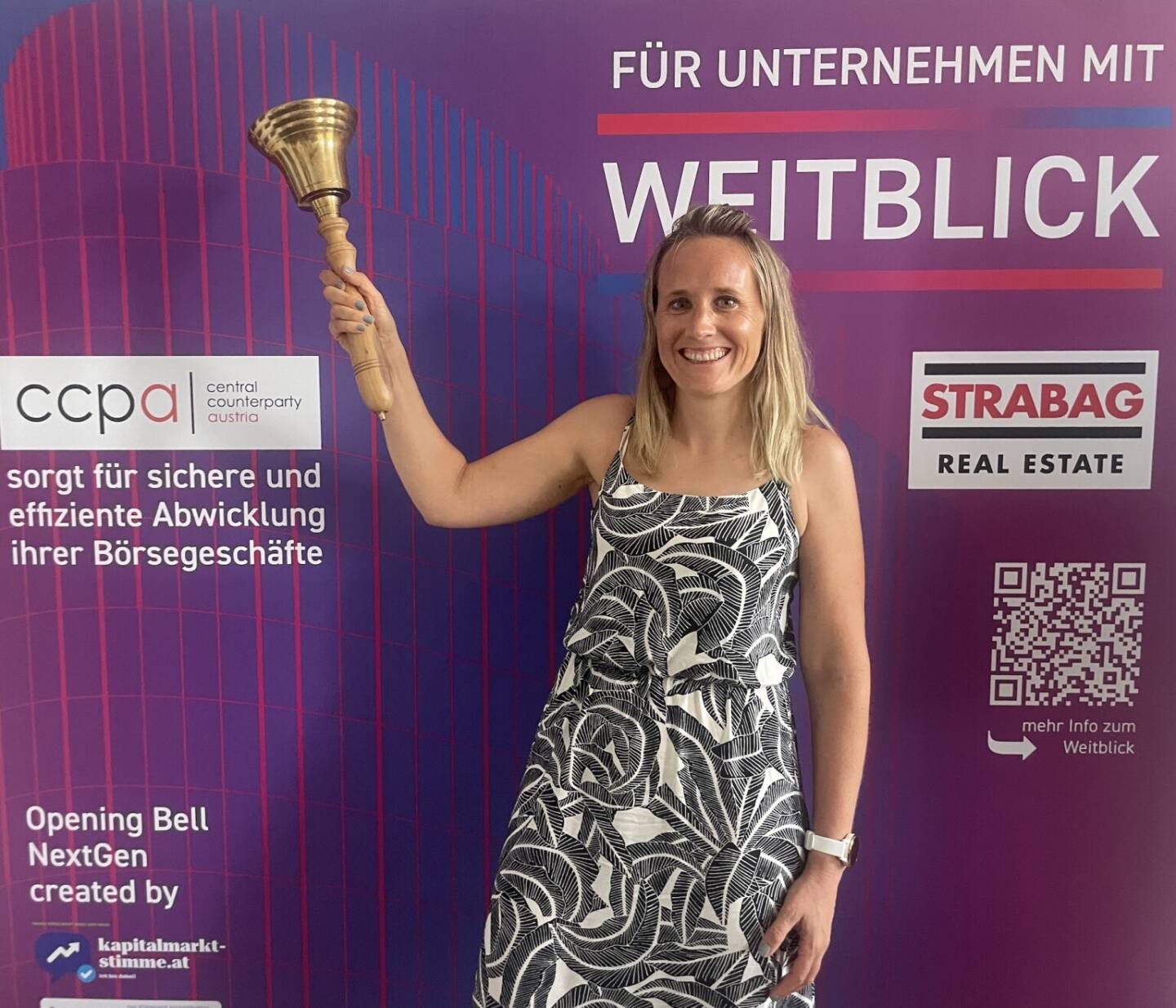 Sandra Marcher l&auml;utet die Opening Bell f&uuml;r Mittwoch. Die Personalchefin von Emerald Horizon freut sich mit den Mitarbeiterinnen und Mitarbeitern auf den unmittelbar bevorstehenden B&ouml;rsengang