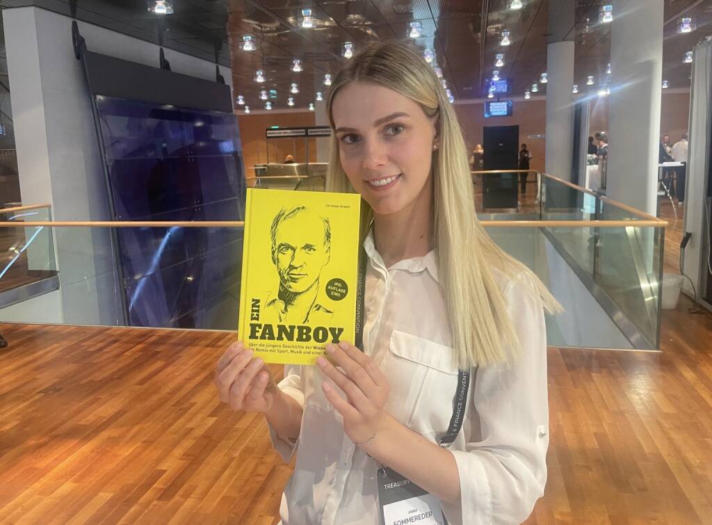 Anna Sommereder mit dem Fanboy-Buch (23.06.2026) 