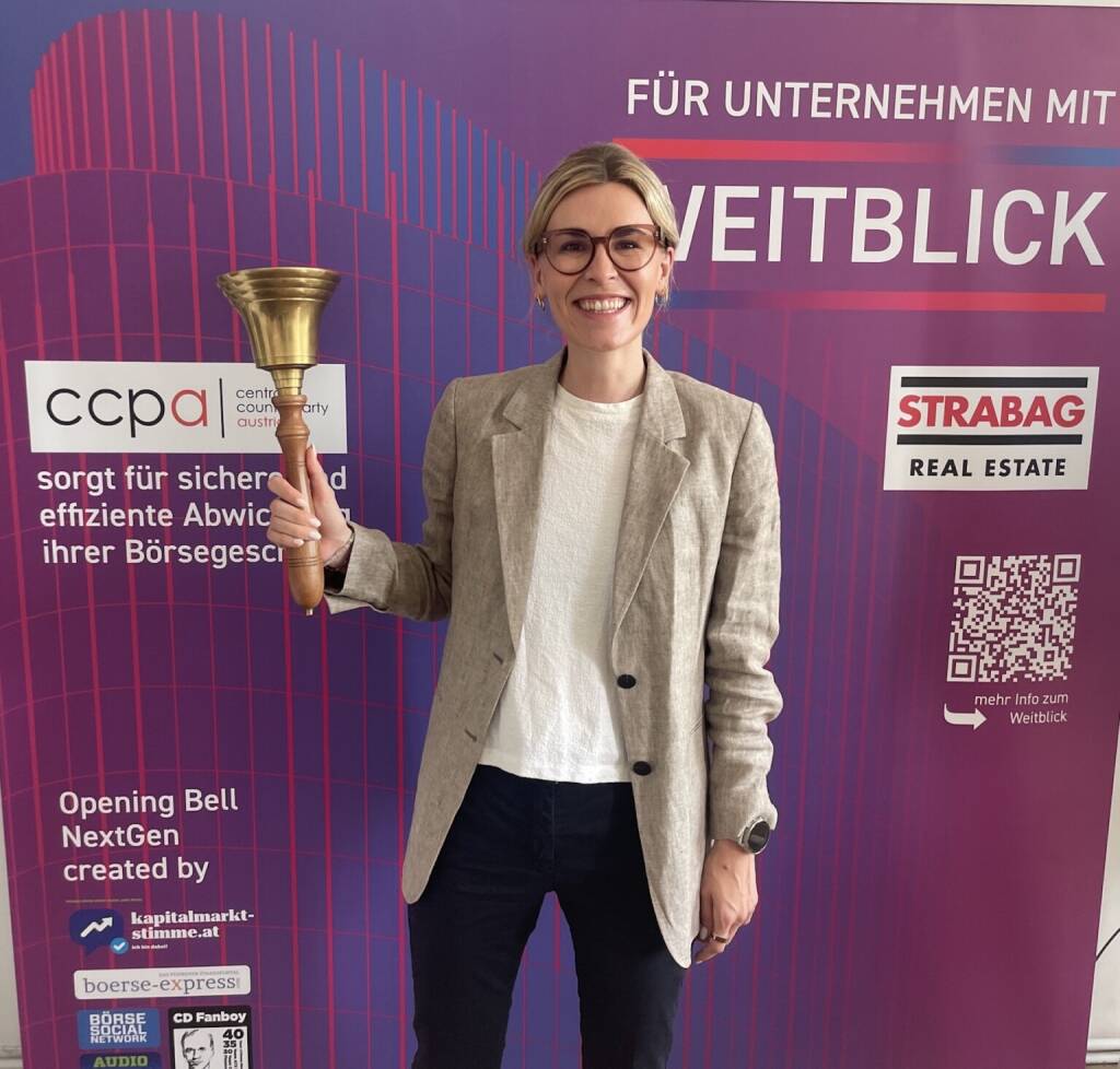 Eva Landrichtinger läutet die Opening Bell für Mittwoch und damit für das 2. Halbjahr an den Börsen. Die Geschäftsführerin der Bundessparte Bank & Versicherung der Wirtschaftskammer Österreich freut sich über die starke Performance der Finanztitel an der Wiener Börse (01.07.2026) 
