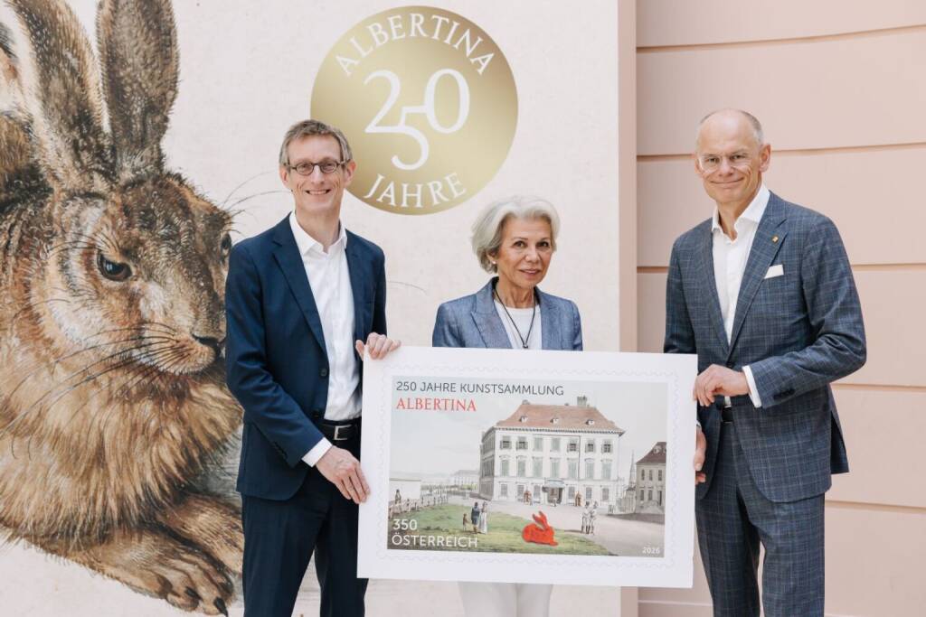 250 Jahre Albertina: Post bringt Dürer-Hasen auf Briefmarke: Ralph Gleis, Generaldirektor, Albertina, Edith Hlawati, Vorständin Österreichische Beteiligungs AG (ÖBAG), Präsidentin der Freunde der Albertina, und Walter Oblin, Generaldirektor, Österreichische Post AG, bei der Präsentation der Sonderbriefmarke, Foto: Österreichische Post, &copy; Aussender (02.07.2026) 
