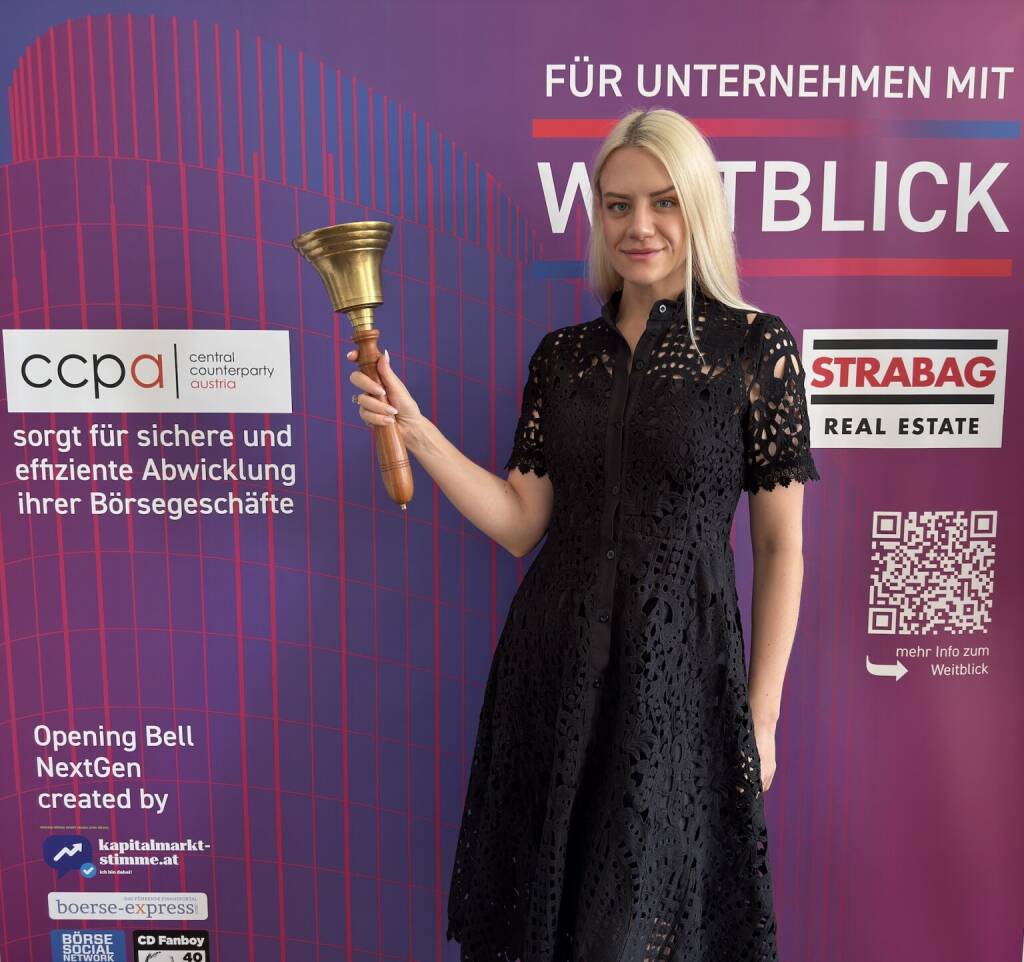 Anna Sattler läutet die Opening Bell für Freitag. Als Executive Assistant bei Emerald Horizon kann sie sich über eine erste Börsewoche, die die Aktie vom Referenzpreis 760 auf einen Eine-Woche-Später-Schlusskurs von 941 Euro brachte, freuen (03.07.2026) 