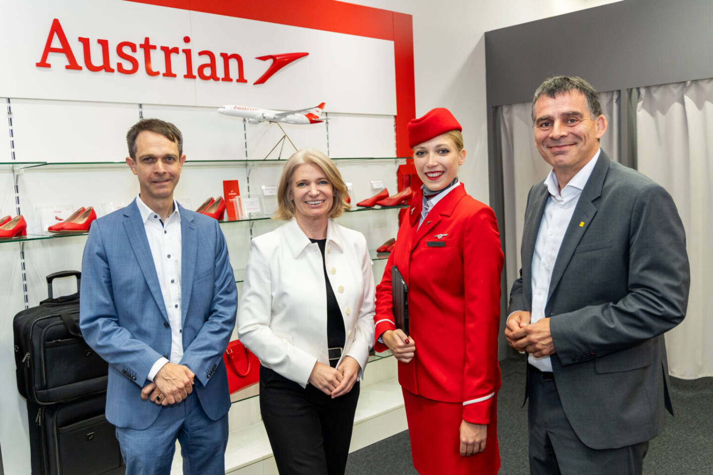 Die ACL advanced commerce labs, eine E-Commerce- und Digitalisierungstochter der &Ouml;sterreichischen Post AG, hat f&uuml;r Austrian Airlines das neue digitale Uniform-Bestellsystem eDress umgesetzt. Im Bild: Bernhard Erkinger, Gesch&auml;ftsf&uuml;hrung, ACL advanced commerce labs GmbH, Annette Mann, CEO, Austrian Airlines, Lisa Schneyder, Flugbegleiterin/Cabin Attendant, Austrian Airlines, und Peter Umundum, Generaldirektor-Stellvertreter, Vorstand f&uuml;r Paket & Logistik, &Ouml;sterreichische Post AG, Foto: &Ouml;sterreichische Post