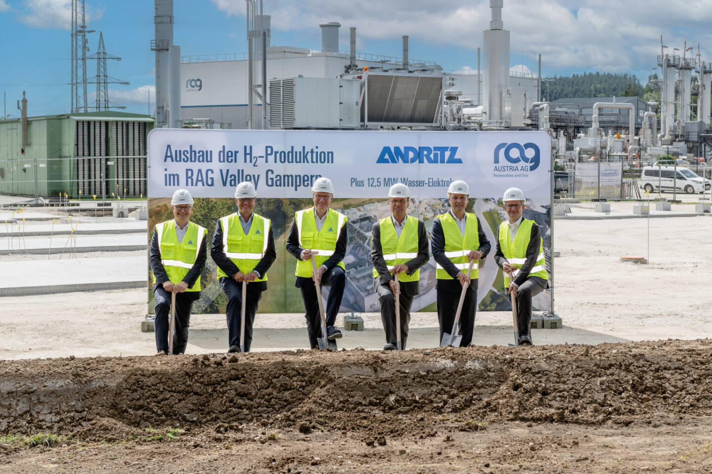 RAG Austria und ANDRITZ feiern Spatenstich f&uuml;r &Ouml;sterreichs gr&ouml;&szlig;tes Projekt zur Erzeugung von gr&uuml;nem Wasserstoff. von links: Sami Pelkonen (EVP, Green Hydrogen ANDRITZ AG), Dietmar Heinisser (Executive Board Member, Environment and Energy ANDRITZ AG), Joachim Sch&ouml;nbeck (CEO ANDRITZ AG), Markus Mitteregger (CEO RAG Austria AG), Robert Dick (CFO RAG Austria AG), Stephan Bauer (Green Gas Technologies RAG Austria AG) Copyright: Karin Lohberger Photography