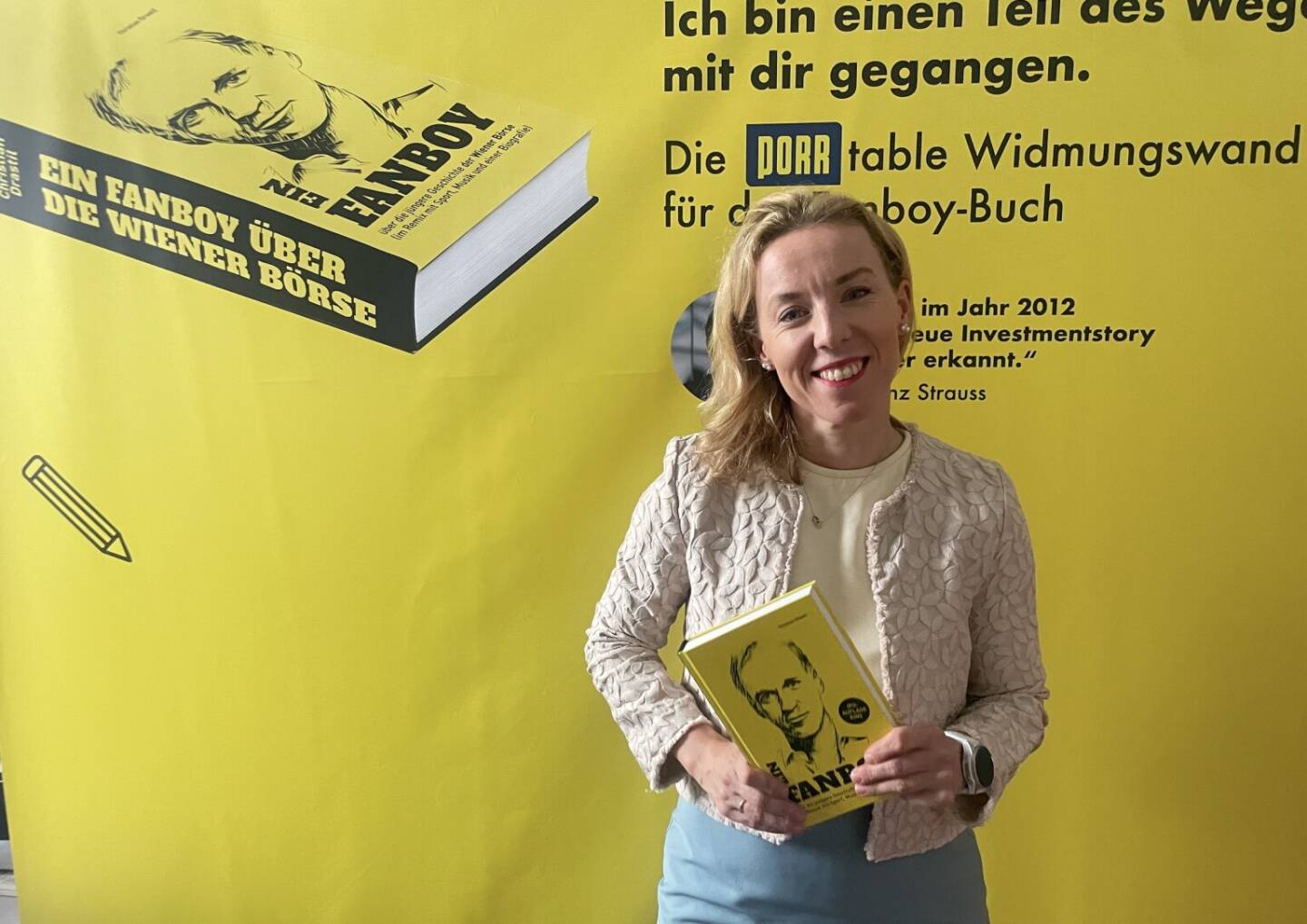 Susanne Aglas-Reindl mit dem Fanboy-Buch