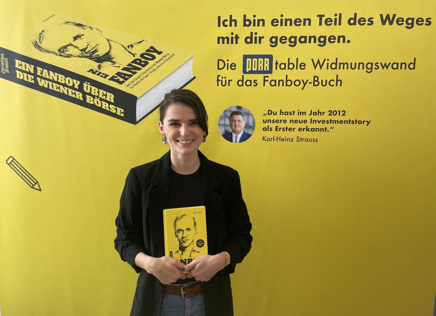Lucia Mayr-Harting mit dem Fanboy-Buch