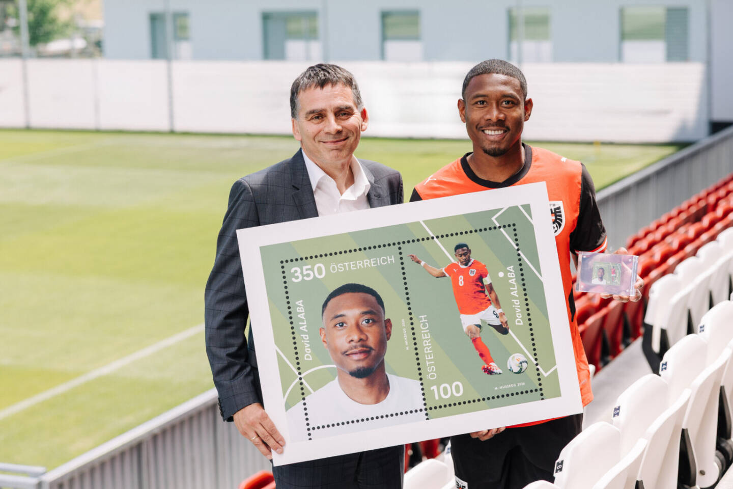 Eigene Briefmarke f&uuml;r Fu&szlig;ballstar David Alaba, hier mit Peter Umundum, Generaldirektor-Stellvertreter, Vorstand f&uuml;r Paket & Logistik, &Ouml;sterreichische Post AG, bei der Vorstellung des neuen Briefmarkenblocks; Foto: &Ouml;sterreichische Post AG