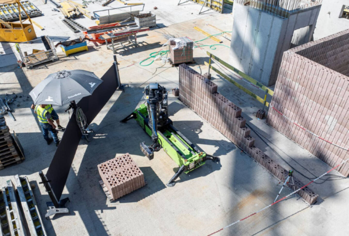 Die PORR bringt Mauerroboter auf die Baustelle: Der Roboter mauert auf der Baustelle des Projekts Kladno Living in Tschechien &copy; PORR/Jan Hrd&yacute;