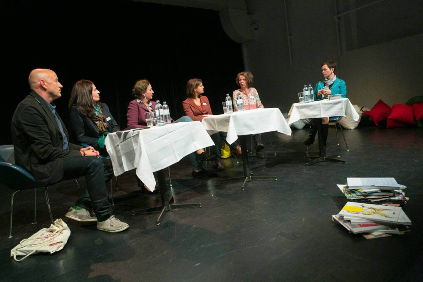 Reinhard Herok (gugler), Ursula Pritz (Leiterin gugler* brand), Christine Jasch (Jury Vorsitzende des ASRA), Bettina Steinbrugger (Projektleiterin der Arbeitsgruppe NH-Berichte von respACT), Monika Piber-Maslo (CSR Leiterin Austria Glas Recycling), Cornelia Dankl (Bonus Vorsorgekasse)