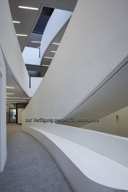 Zumtobel beleuchtet den neuen WU-Campus in Wien: Für angenehm gleichmäßige Beleuchtung im Department D2 sorgt die Lichtlinie Slotlight II. (Photo Credits: boanet.at)  (20.09.2013) 